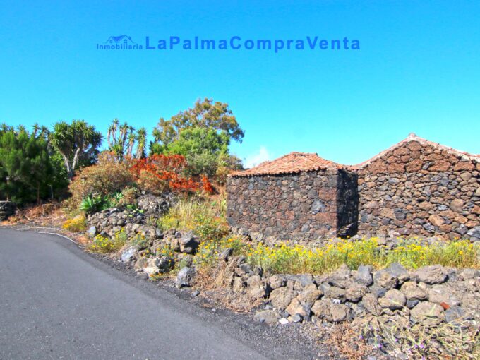ID-648 Buen terreno con varias construcciones antiguas